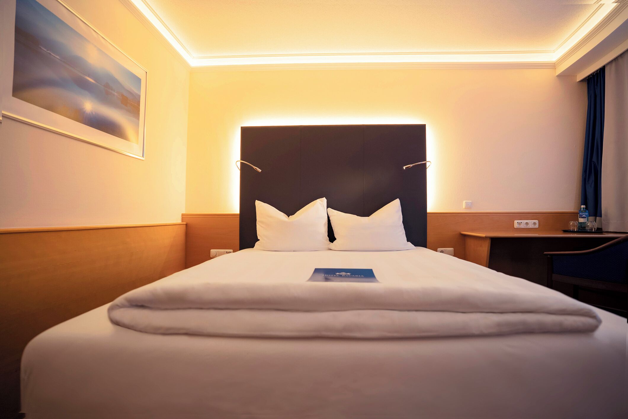 标准双人房 | 客房内保险箱、办公桌、笔记本电脑工作区、隔音