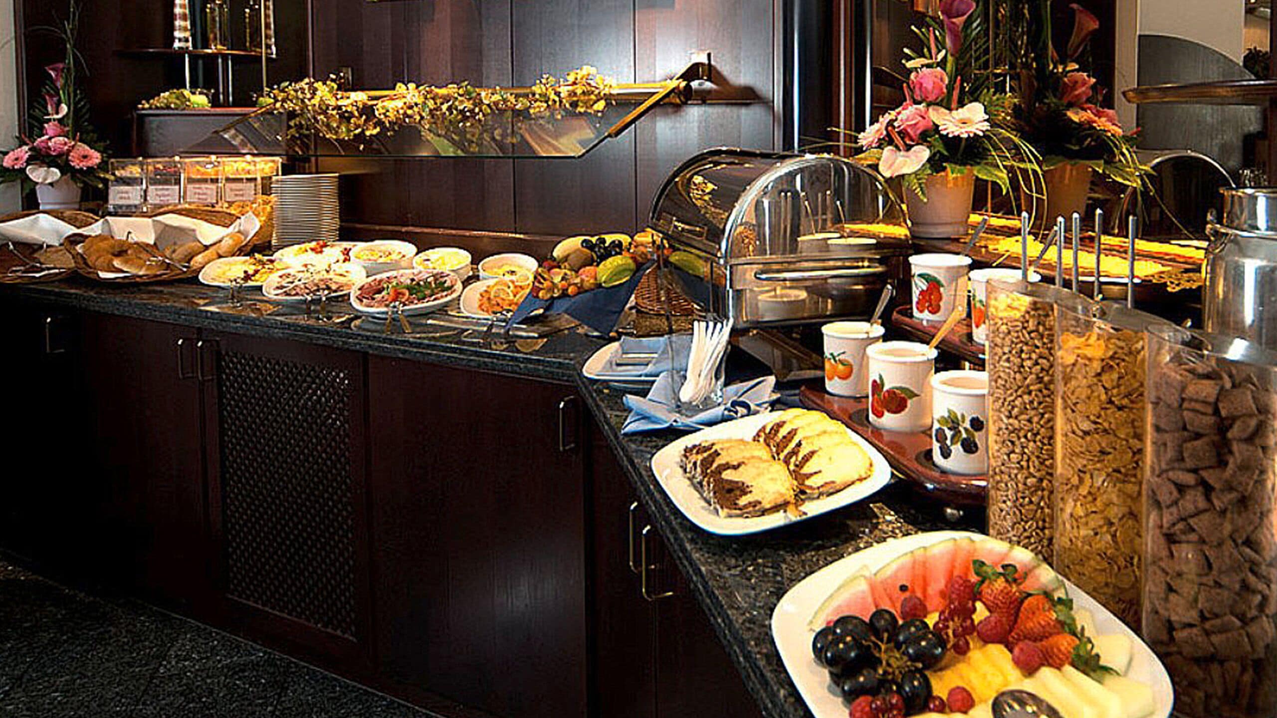 Petit déjeuner et dîner servis sur place, spécialités Cuisine régionale