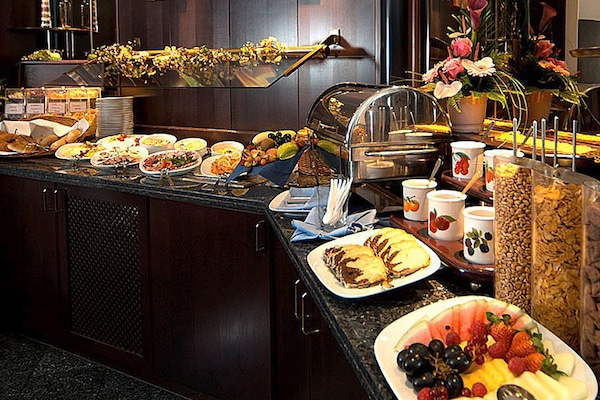 Breakfast and dinner served, Regional cuisine