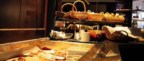 Se sirven desayunos, cenas y cocina regional