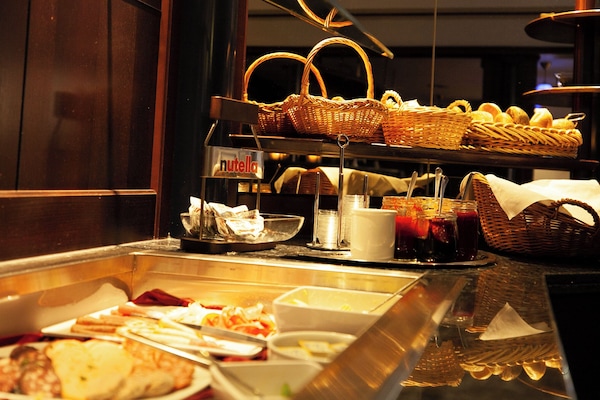 Kahvaltı ve akşam yemeği sunulur, bölgesel mutfak