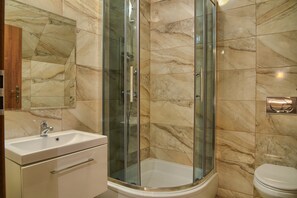 Kamer, 1 twee- of 2 eenpersoonsbedden | Badkamer | Een douche, gratis toiletartikelen, een haardroger, handdoeken