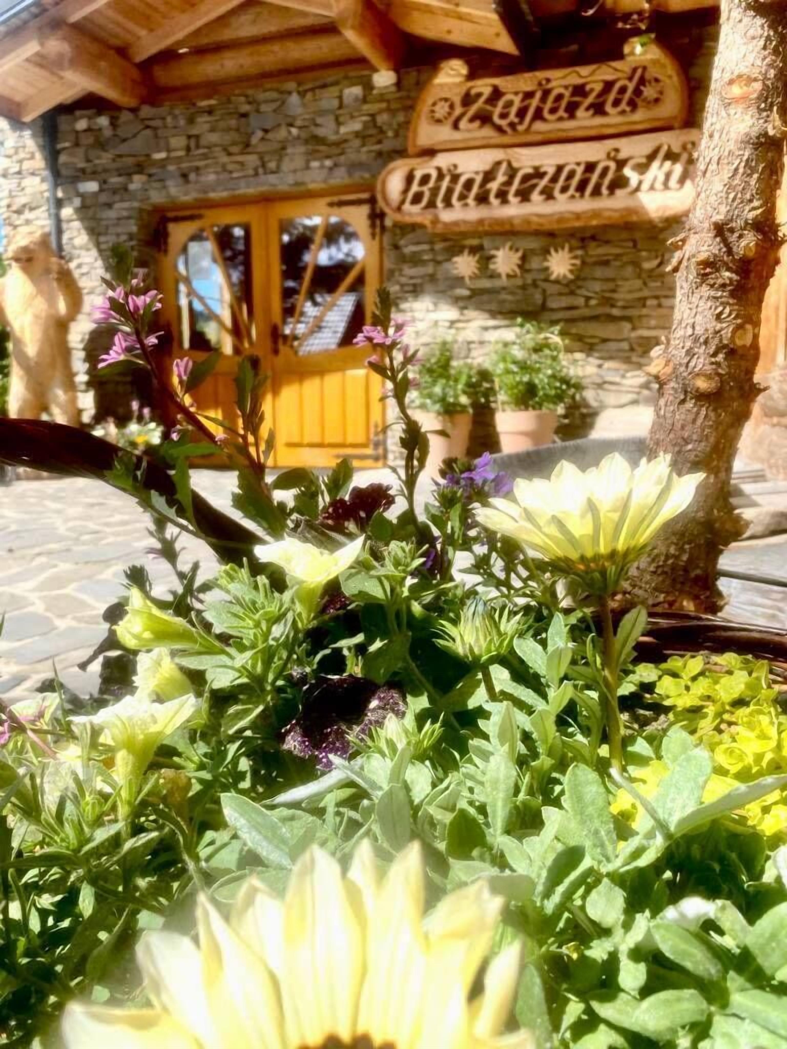 Un bâtiment en pierre avec une porte en bois et une enseigne sur laquelle on peut lire « Zejazd Biletanjski ».