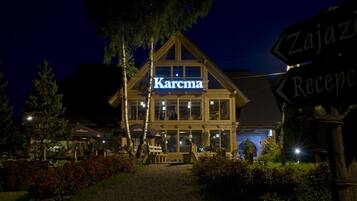 Voorkant accommodatie - avond/nacht