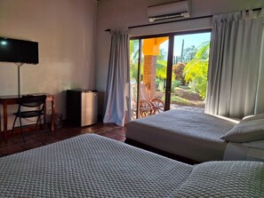 디럭스 쿼드룸, 침실 1개, 수영장 전망 | 미니바, 객실 내 금고, 책상, 암막 커튼