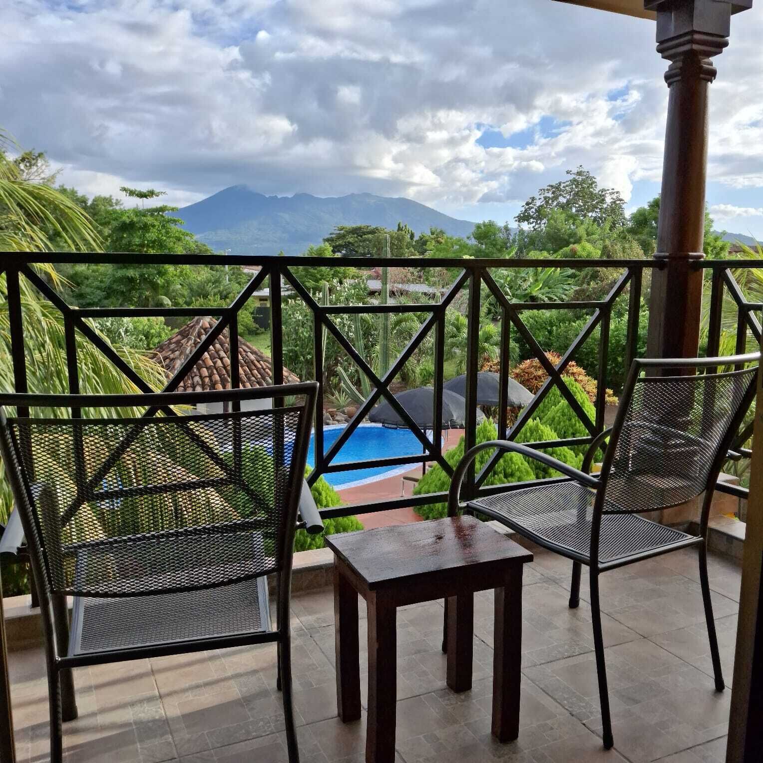 ミニバー、セーフティボックス (室内)、デスク、遮光カーテン