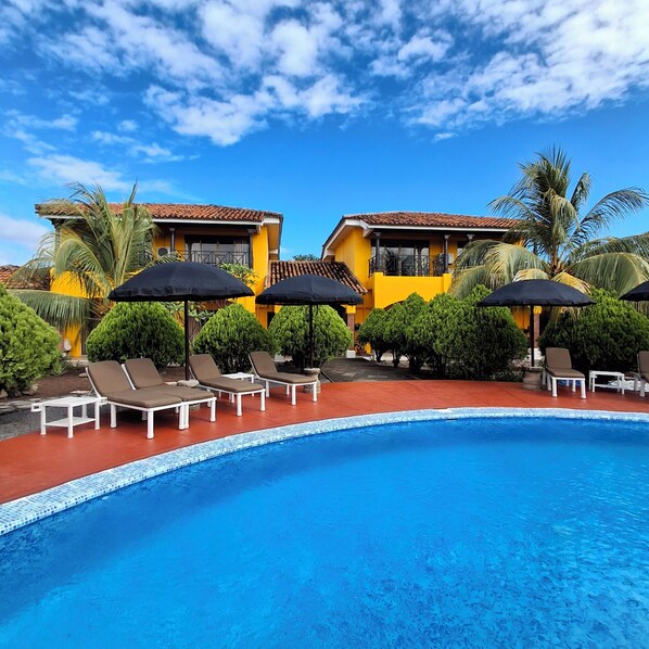 야외 수영장, 08:00 ~ 21:00 오픈, 수영장 파라솔, 일광욕 의자