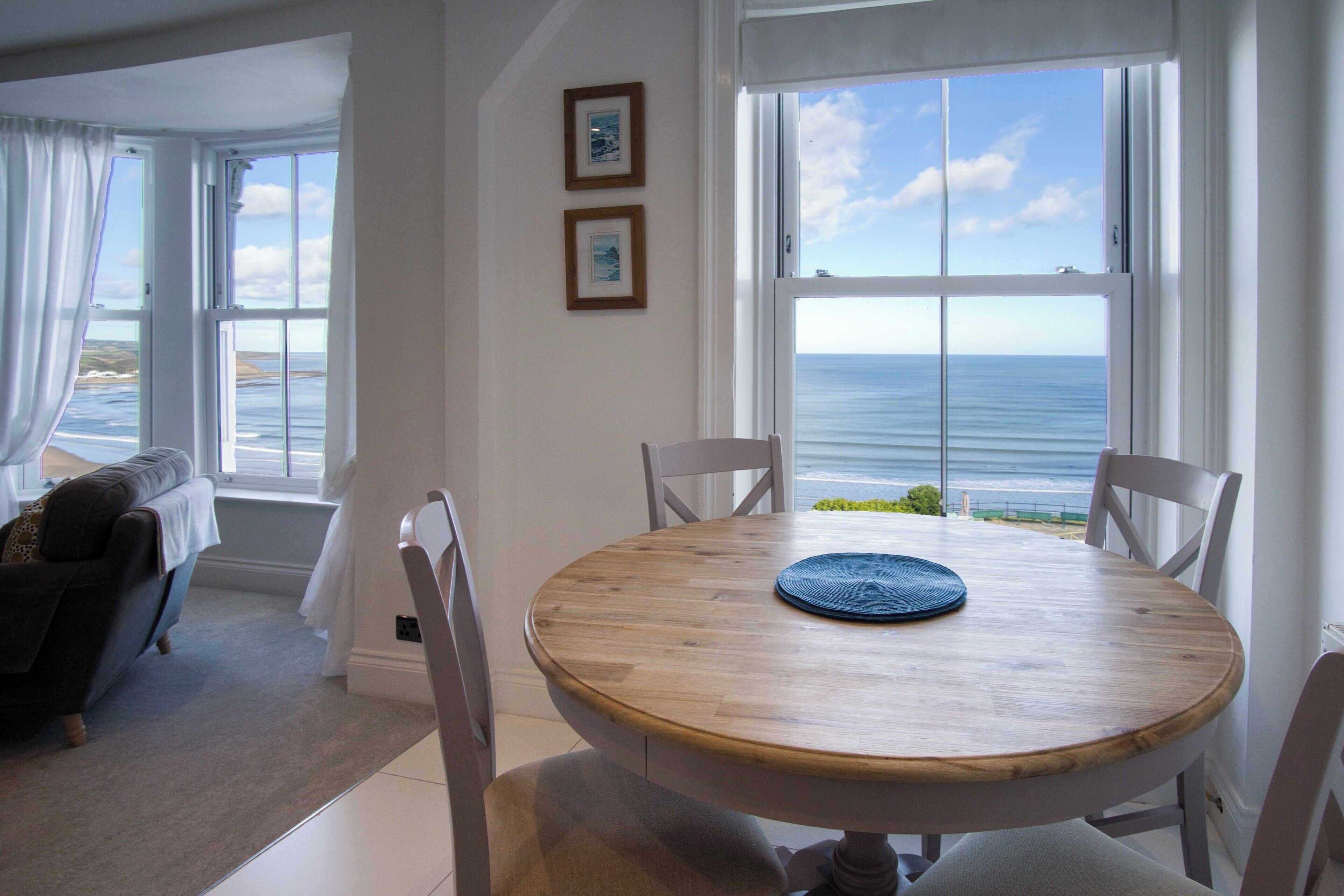 Luksusleilighet, eget bad, sjøutsikt (2 Bedroom ) | Oppholdsområde | En 48-tommers Flatskjerm-TV med digitale kanaler samt LCD-TV