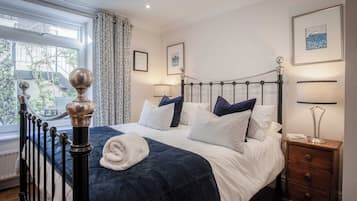 Apartemen, ensuite (2 Bedroom Courtyard) | Seprai antialergi dan didekorasi berbeda-beda