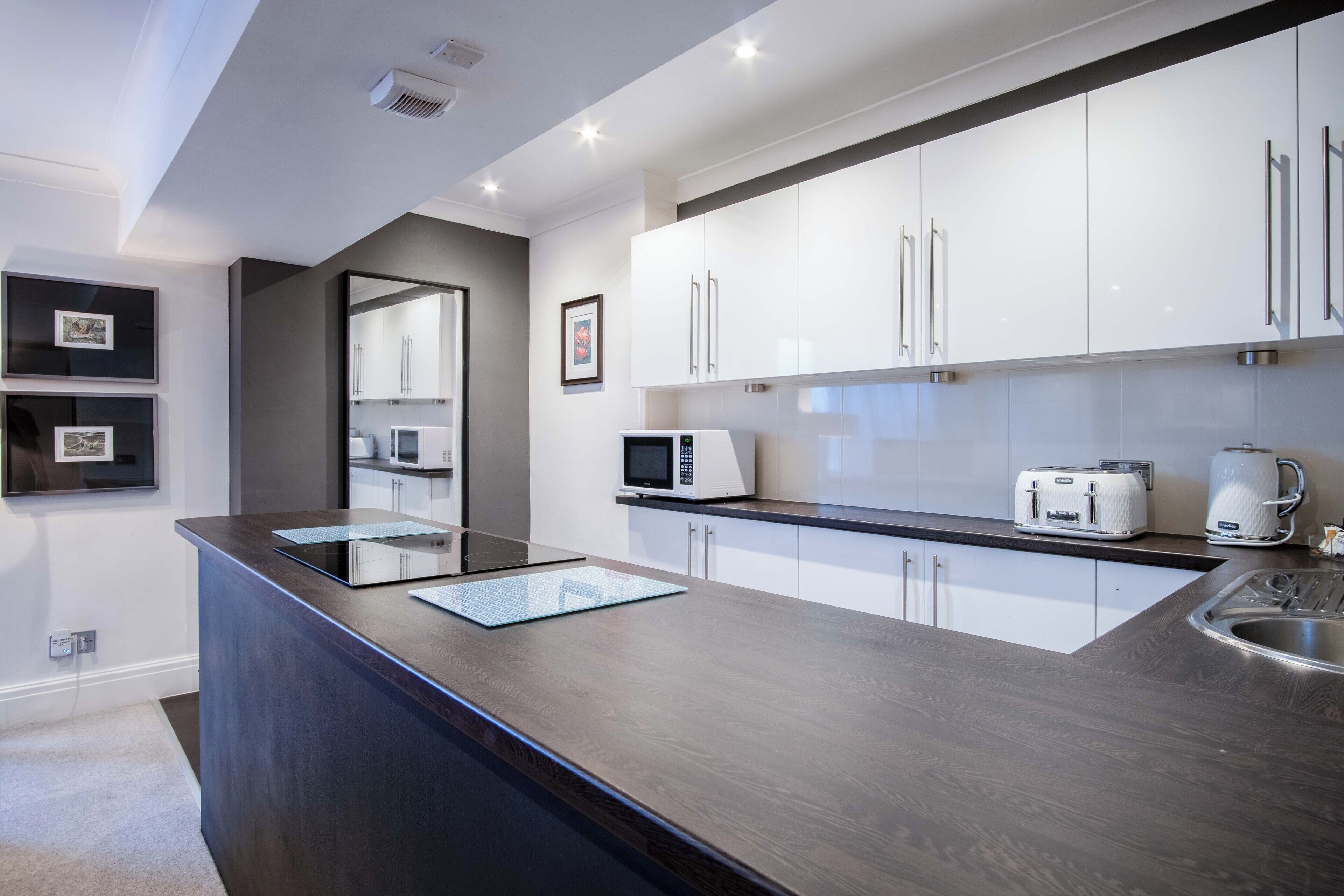 アパートメント エンスイート (2 Bedroom Courtyard) | 専用キッチン | 大型冷蔵庫、電子レンジ、食器洗い機、コーヒー / ティーメーカー