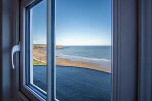 Lägenhet - eget badrum - havsutsikt ( 2 Bedroom - Beach Life) | Vardagsrum | 48-tums platt-tv med digitalkanaler, LCD-tv och streamingtjänster