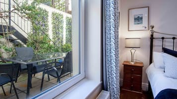 Apartment, mit Bad (2 Bedroom Courtyard) | 1 Schlafzimmer