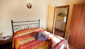 تجهيزات عازلة للصوت ومكواة/لوح كي وأسرّة أطفال/رضّع وأسرّة قابلة للطي