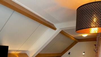 Vierpersoonskamer | Een bureau, babybedden, extra bedden, gratis wifi