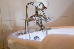 Un baño con grifo cromado y varios puntos de agua.