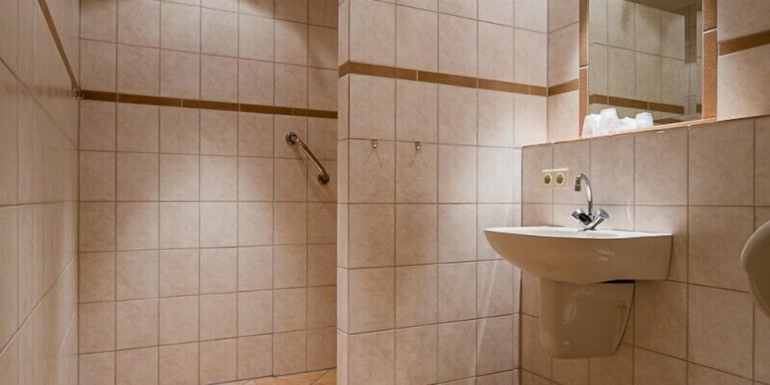 free toiletries, hair dryer