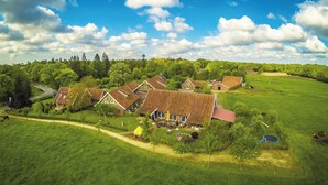 Un pueblo rural con casas tradicionales, cielo despejado y paisaje verde.
