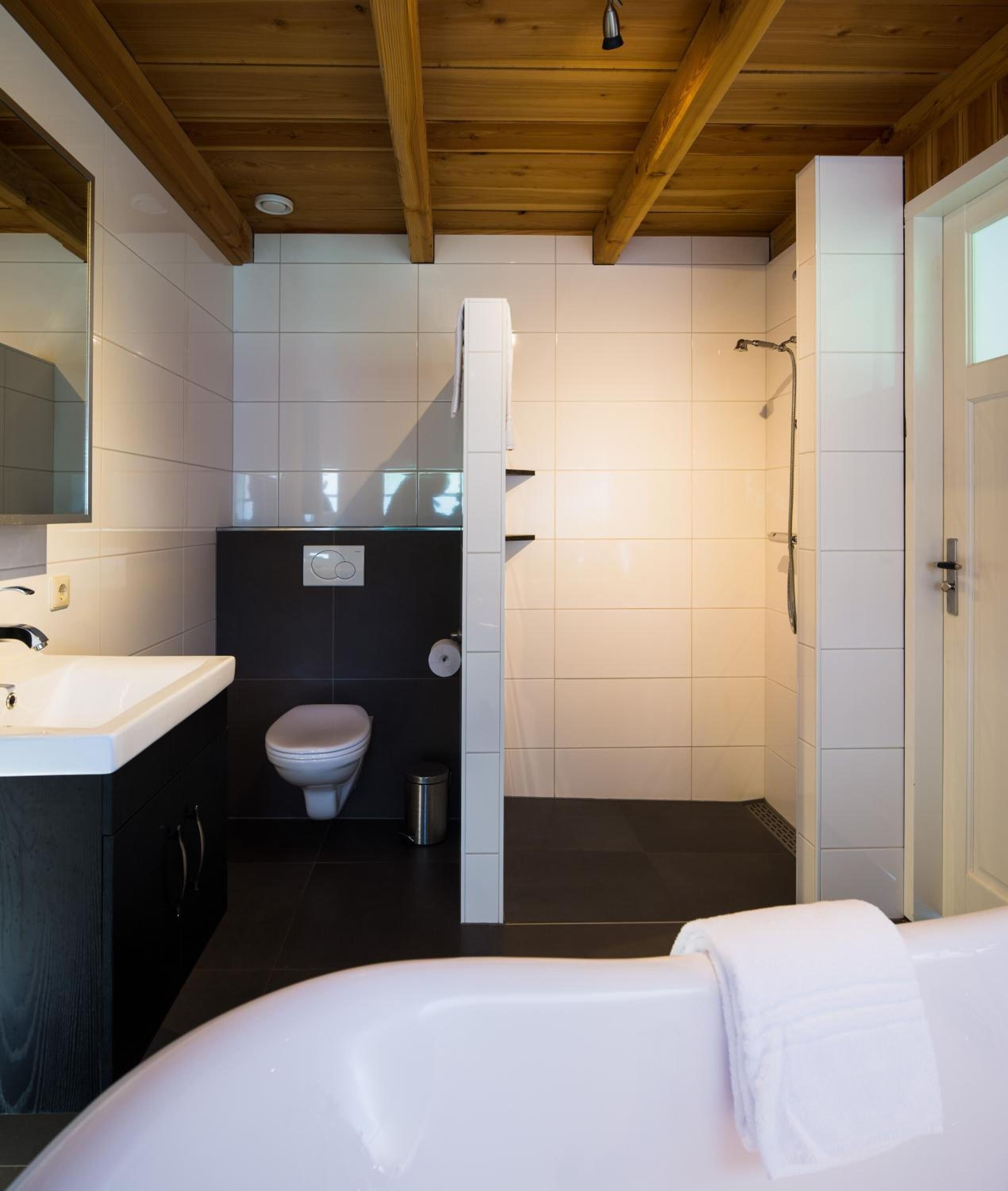 free toiletries, hair dryer