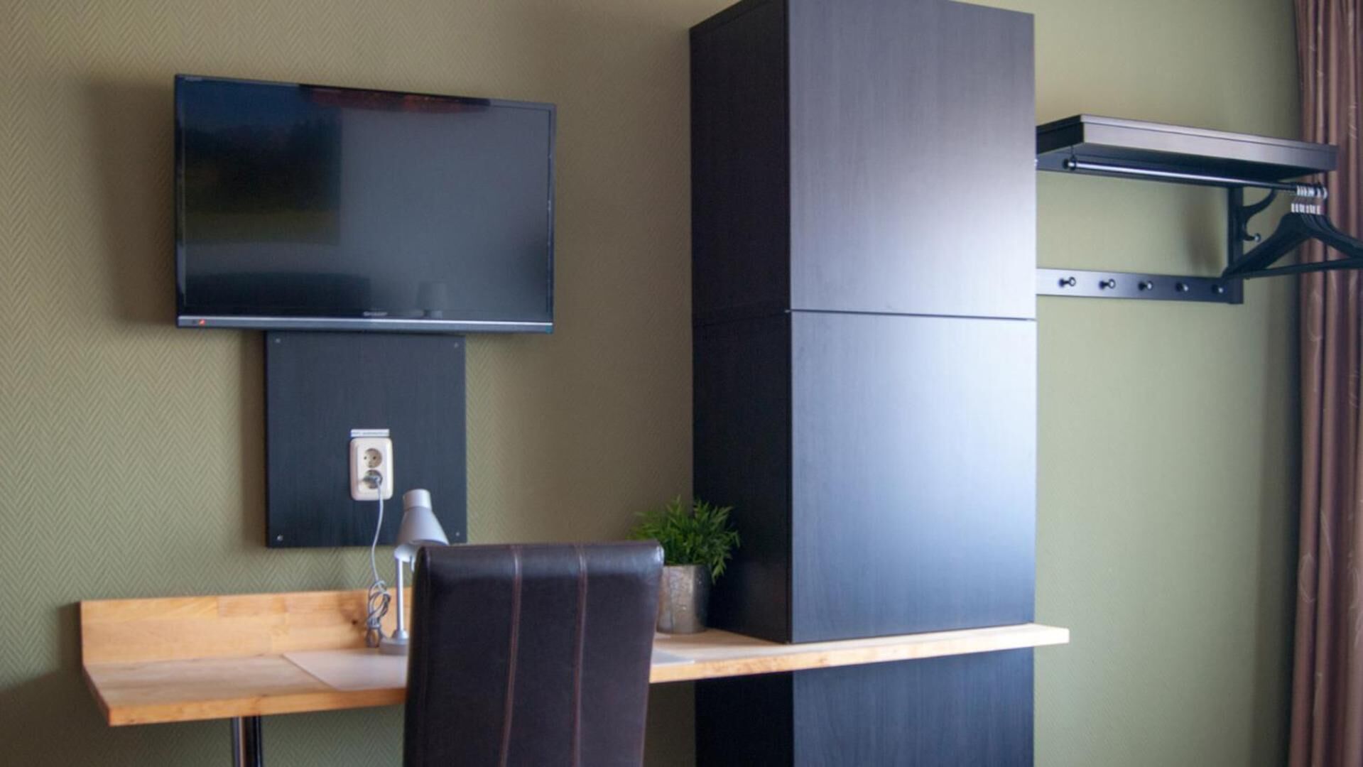 desk, cots/infant beds, rollaway beds, free wifi