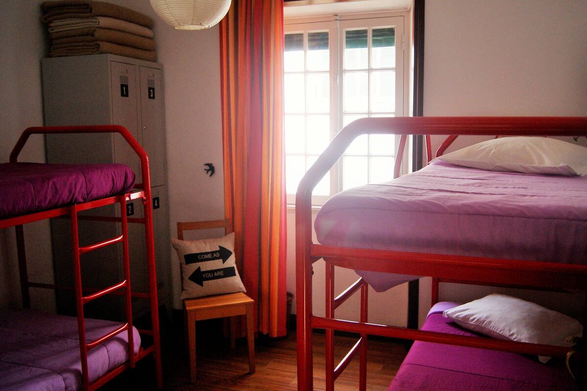 Dortoir Partagé, femmes uniquement, salle de bains commune