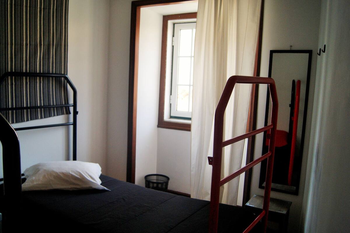 Chambre avec lits jumeaux, salle de bains commune