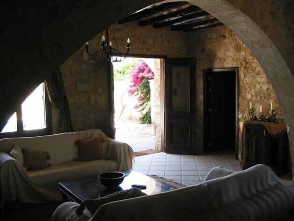 Villa, 3 habitaciones, alberca privada | Área de sala de estar | Televisión de pantalla plana y chimenea