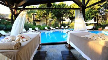 Steam room, Turkish bath/hammam, detox wraps, massage/treatment rooms