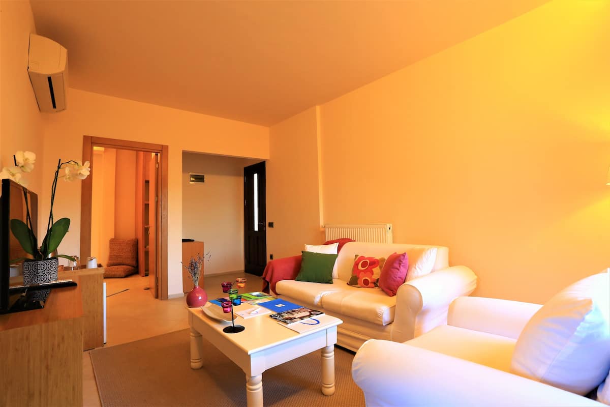 Suite (Healthy Nutrition Program) | Living room | LCD TV