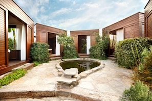 Steam room, Turkish bath/hammam, detox wraps, massage/treatment rooms