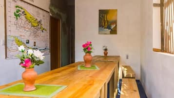 Nevera en la zona común y microondas en la zona común