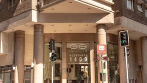 Entrada de un hotel con un cartel que dice 'Gran Santiago Edificio 1400'.