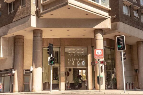 A hotel entrance with a sign reading "Gran Santiago Edificio 1400". - VIP Apartments Chile (Santiago)