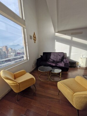 Deluxe-ullakkohuoneisto, kaupunkinäköala | Oleskelualue | 30–tuumainen taulutelevisio, jossa kaapelikanavat