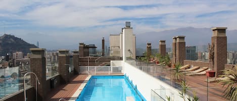 Una piscina al aire libre de temporada