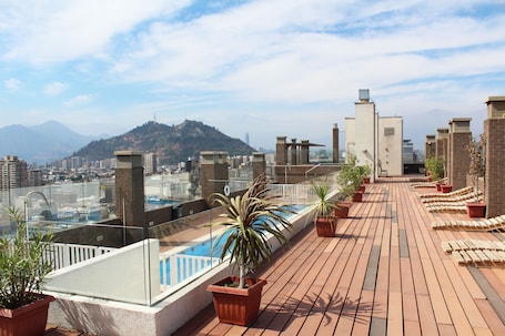 Rooftop pool. VIP Apartments Chile
