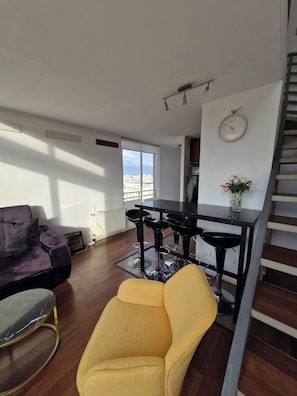 Loft luxo, vista para a cidade | Área de estar | TV de tela plana 30 polegadas com canais a cabo, TV