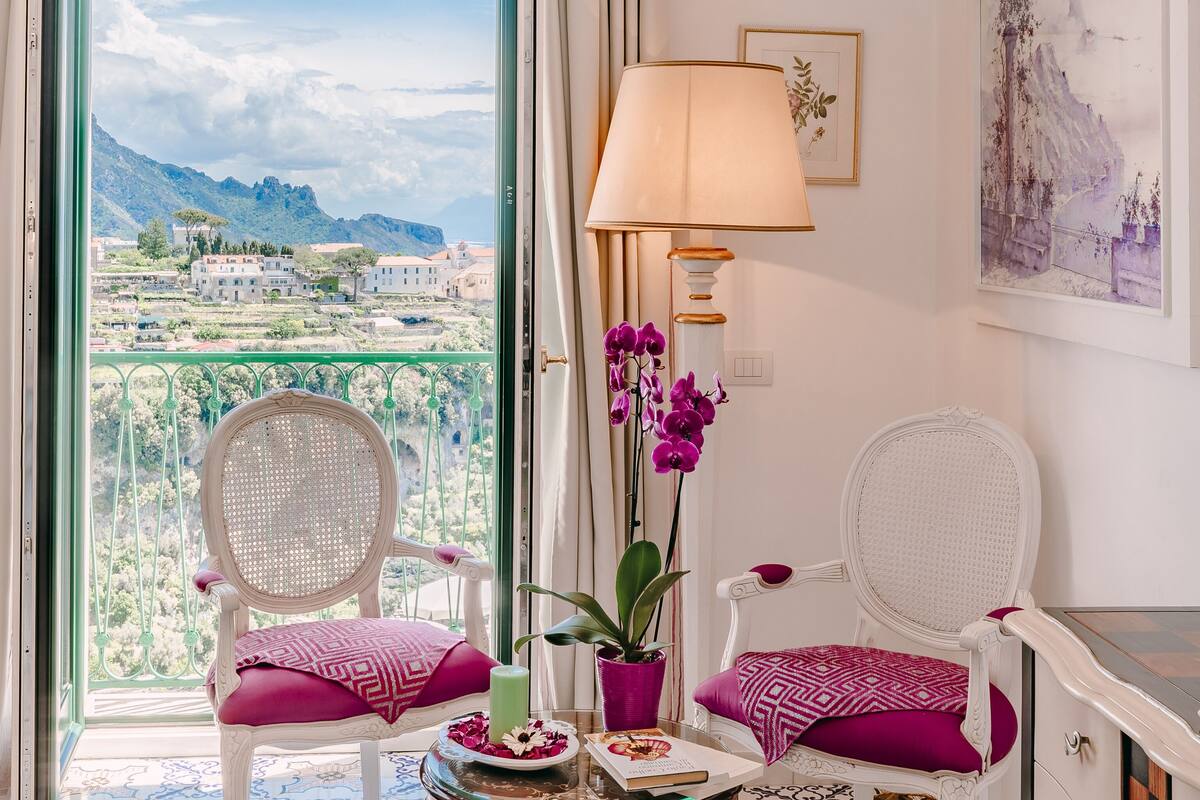 grand suite, sea view (rosa canina) | living area | 32-inch flat-screen tv with satellite channels, tv, books