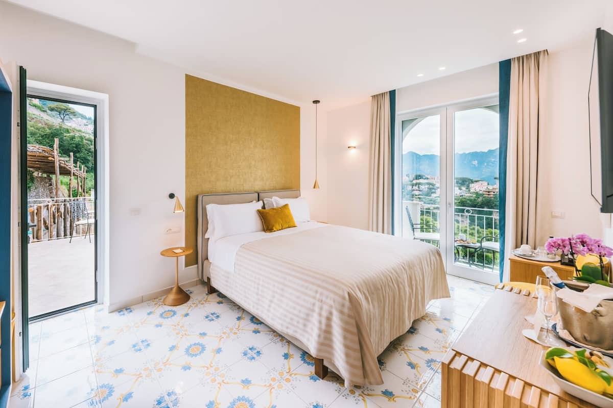 Deluxe kamer, terras, bijgebouw (Tiglio) | 1 slaapkamer, Italiaanse Frette-lakens, luxe beddengoed, donsdekens
