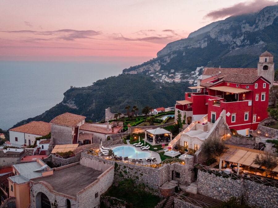 Vista frontal de la propiedad por la tarde o noche