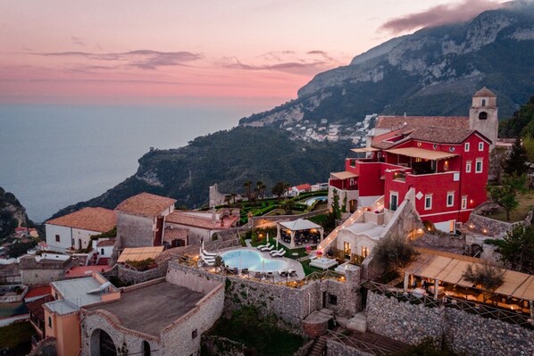 Majoituspaikan julkisivu illalla/yöllä