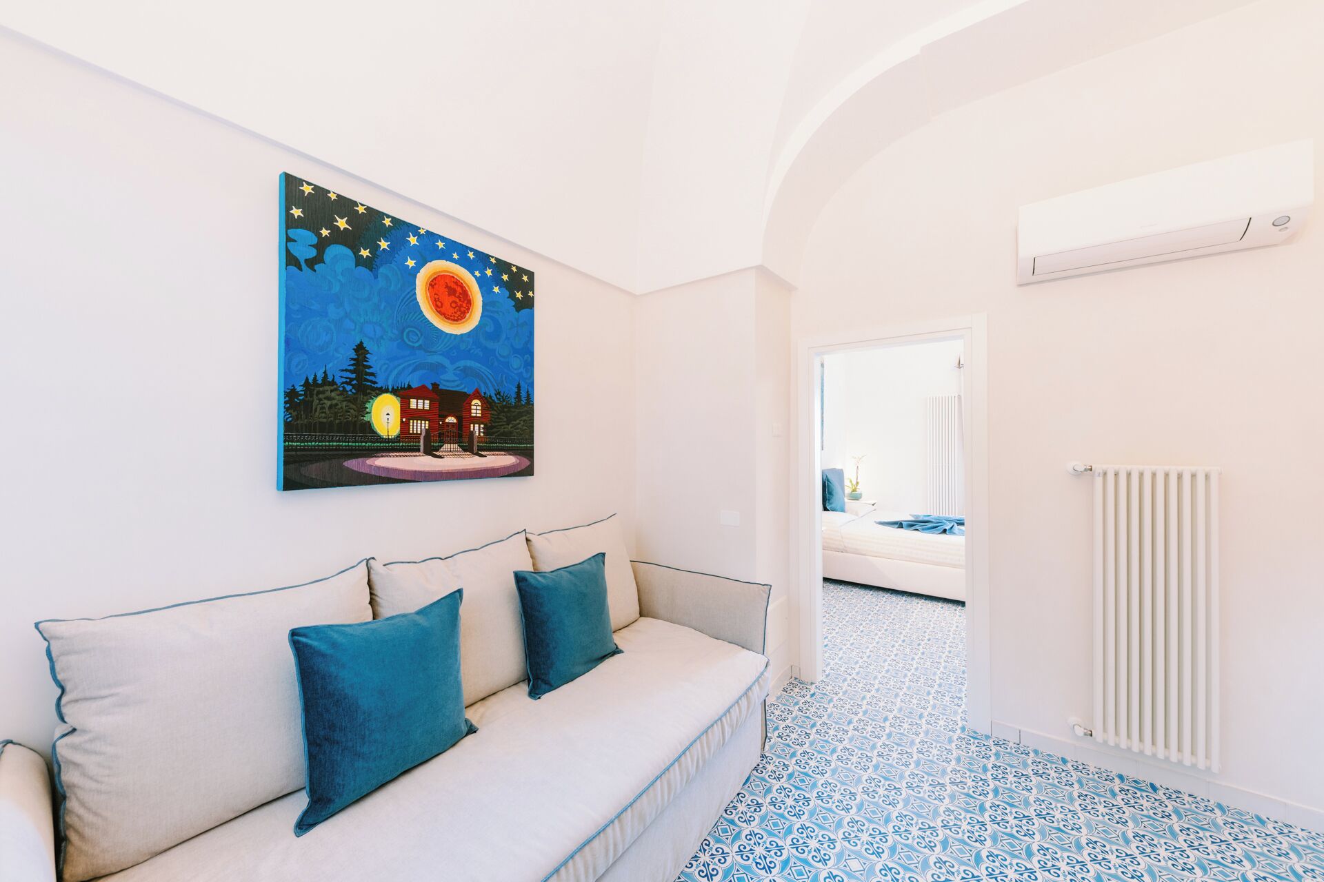 grand junior suite, terrazza, vista mare (melissa) | living area | 32-inch flat-screen tv with satellite channels, tv, books