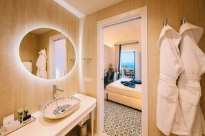 Premium Suite, terrazza, vista mare (Angelica) | Bathroom | Shower, rainfall showerhead, designer toiletries, hair dryer - Palazzo Pascal - Amalfi Coast Luxury Experience (Scala)