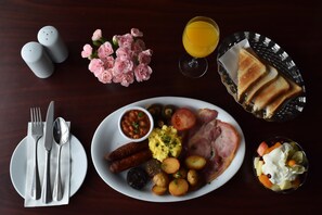 Colazione completa, servita tutte le mattine (10.95 EUR a persona) 