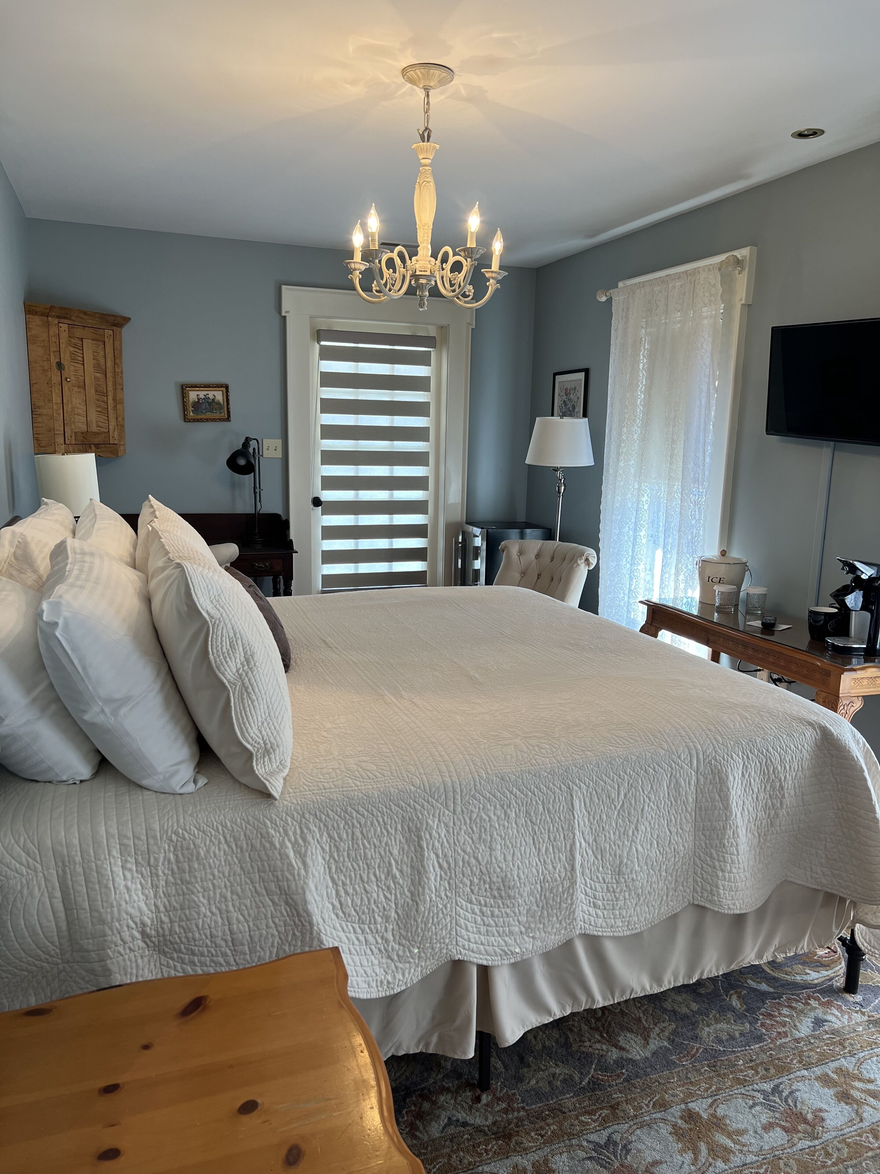 standard room, 1 king bed (rose; 2nd floor-stairs only) | iron/ironing board, bed sheets