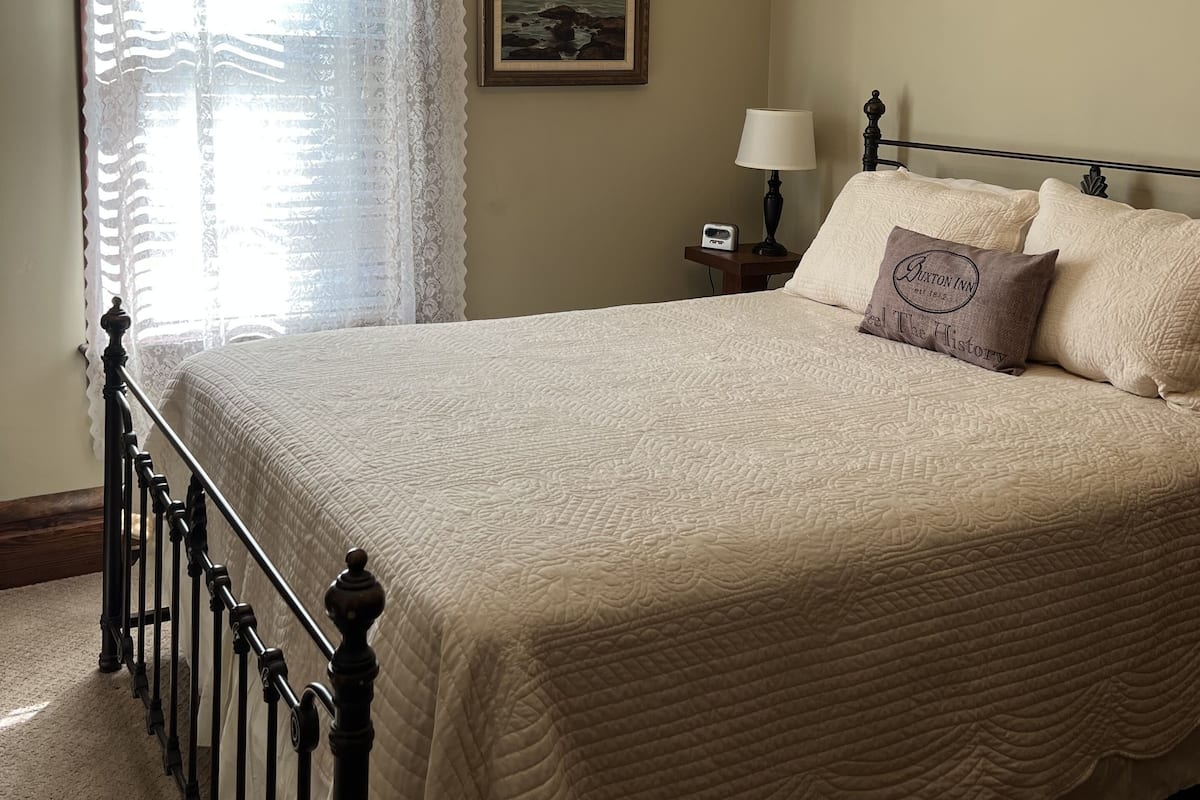 Standard Room, 1 Double Bed, Garden View (Tyfi 5) | Iron/ironing board, bed sheets