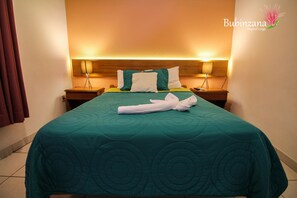 Frigobar, escrivaninha, ferros/tábuas de passar roupa