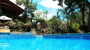 Una piscina al aire libre