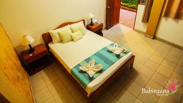 Bar mini, meja, seterika/papan seterika, katil lipat simpan/tambahan