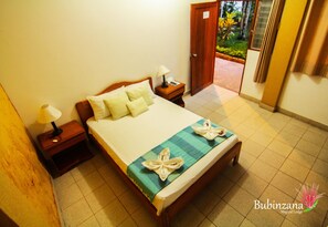 Minibar, desk, iron/ironing board, rollaway beds - Bubinzana Magical Lodge (Tarapoto)
