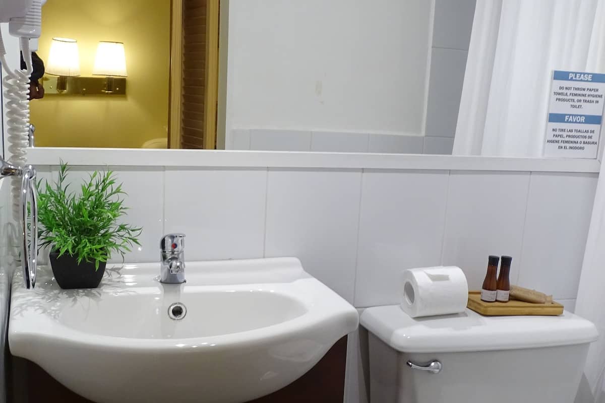 junior suite, 2 single beds | bathroom shower